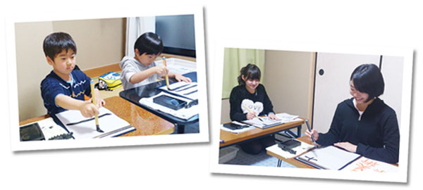 書道教室で筆で文字を書く様子