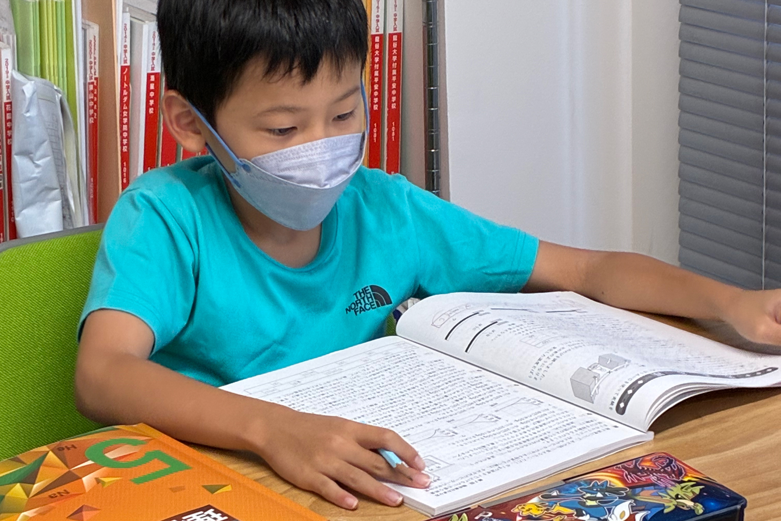 小学生の子供たちが熱心に勉強する様子