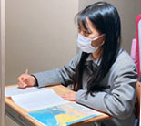 女の子が国語の個別指導を受けている様子