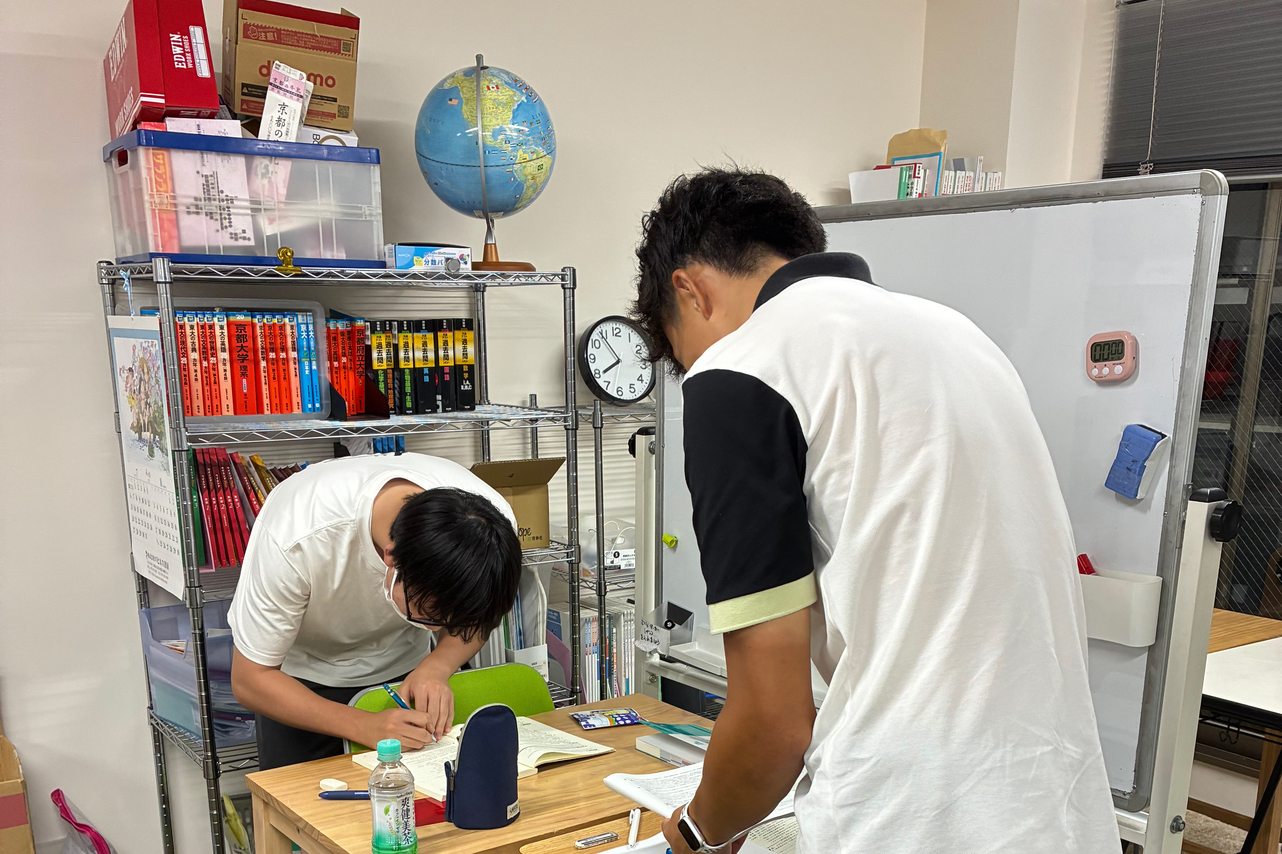 中高生が個別指導を受ける様子