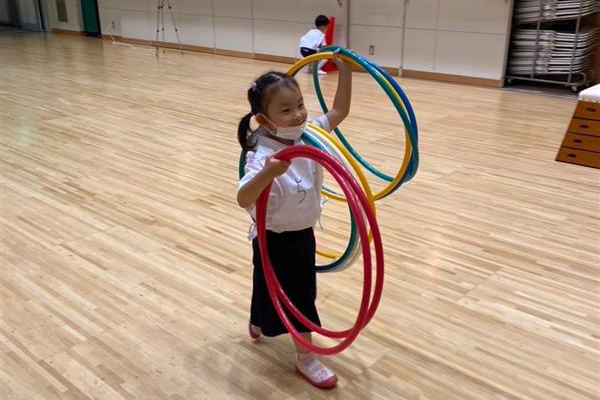 女の子がフラフープを使って遊んでいる様子