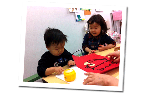 1-2歳児クラスの子供たちが遊ぶ様子