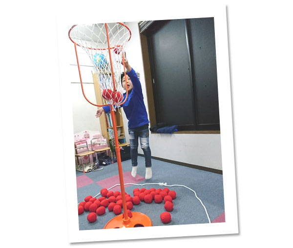 玉入れでルールを学び社会性を育む子供