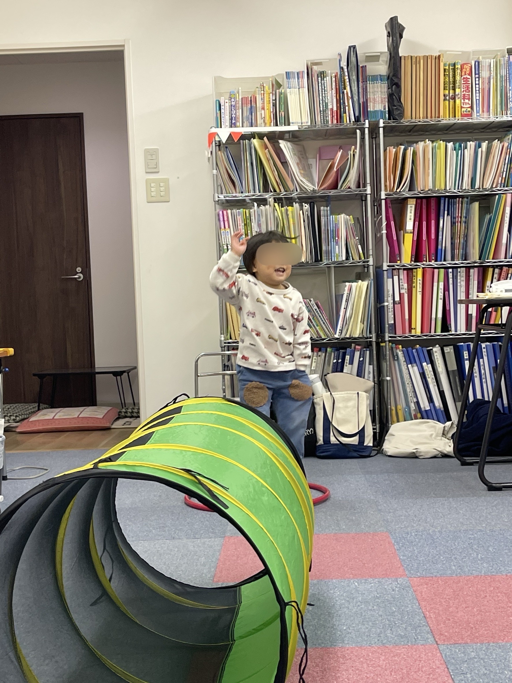 先生が子供を優しく見守る安全な教室